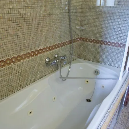 Spacious And Well Cared-for House With A Panoramic View, Sauna And A Summer Pool בית נופש סטומונט